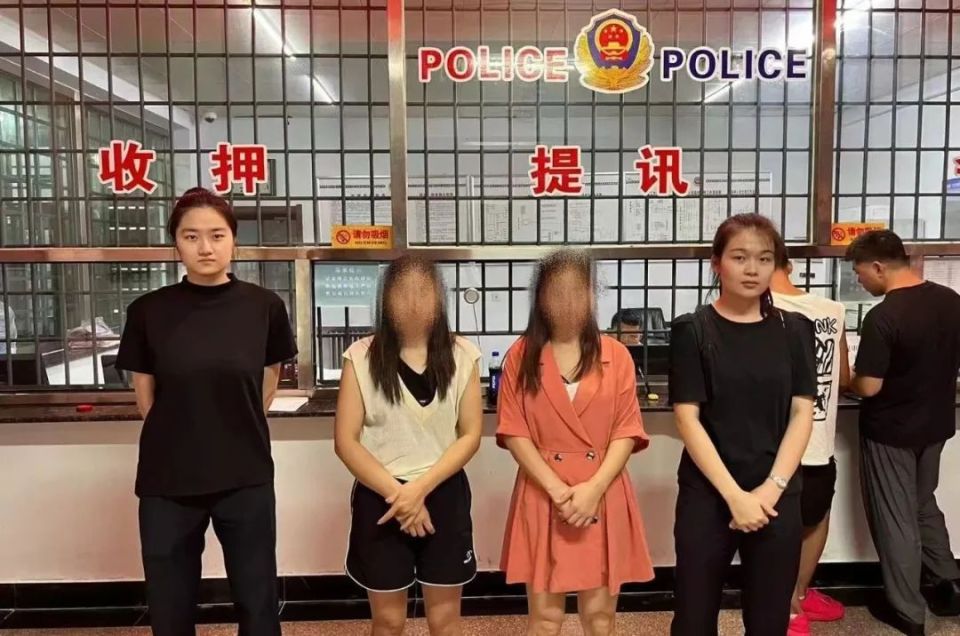 女子当街被抓图片