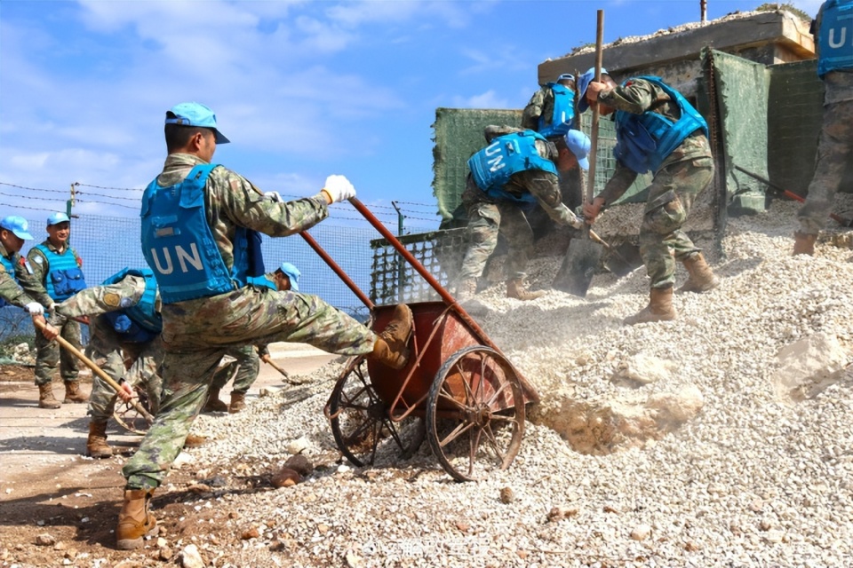 我赴黎维和建筑工兵分队完成军事防爆观察哨升级改造任务