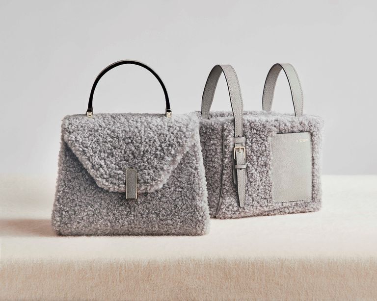 iside minaudiere手袋经过精心设计,轻巧便携,包身表面的波浪状图案由