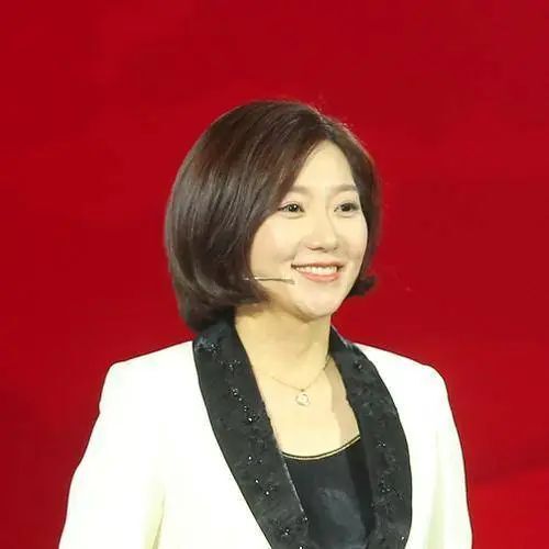 简历显示,她毕业于哥伦比亚大学,其26岁的哥哥吴家辉是狮头