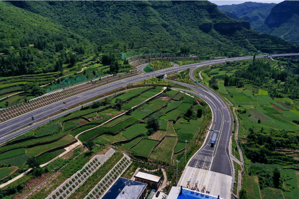 今天,新晋,沿太行,鹤辉,濮卫,兰原5条高速公路的建成通车,以及正加速