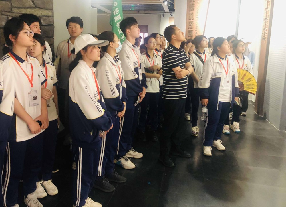青岛华夏职业学校主题研学活动致敬先烈,引导学生传承革命精神_腾讯
