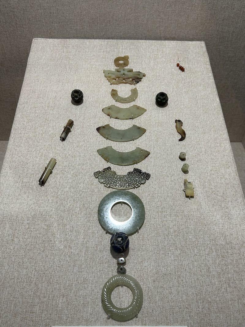 "峡江探源"这一版块展出了十数件涪陵小田溪巴国墓地出土的文物,包括