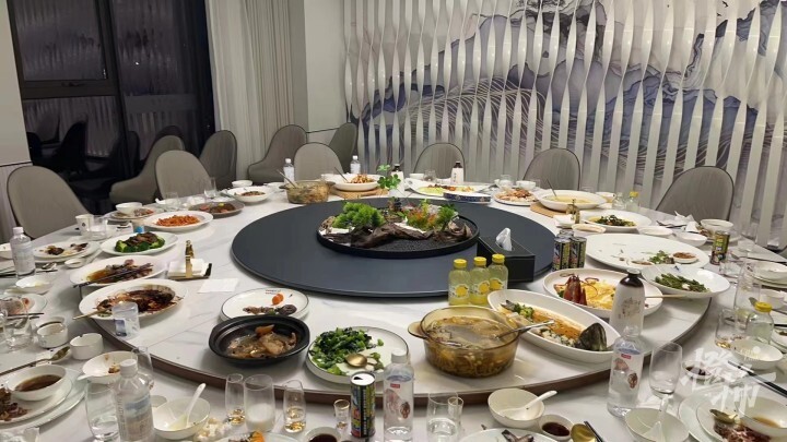 初见时,丁尧还有些腼腆.