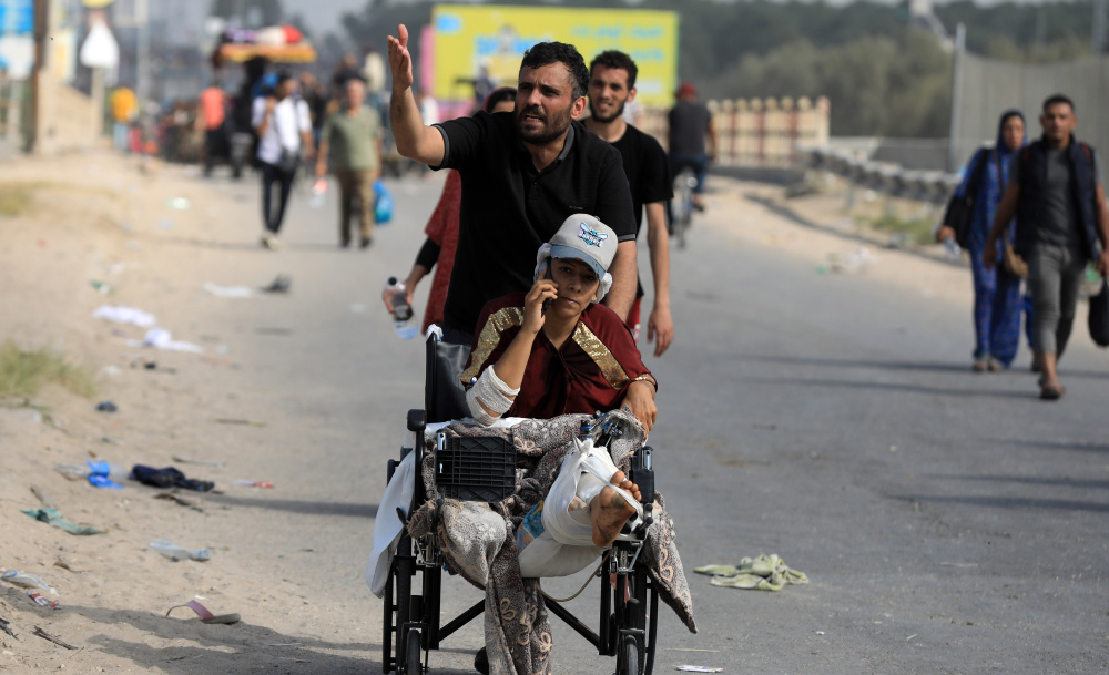 直击巴以冲突一路艰辛超百万加沙北部民众向南撤离