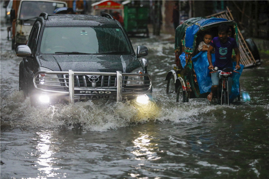 孟加拉国遭遇持续暴雨街道洪水泛滥