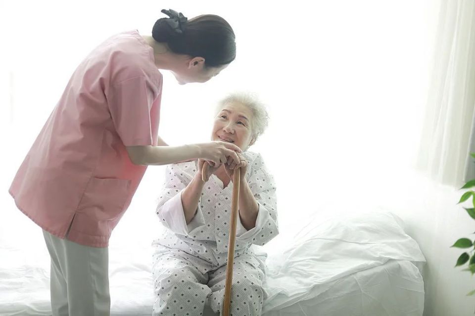 1床上翻身方法一(向健侧翻身)健侧足从患侧小腿插入,沿患侧小腿下滑至