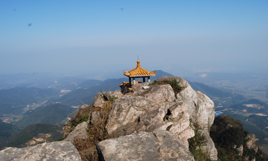 神农殿遗址位于北湖区石盖塘街道小溪村白石仙山顶石峰上,四周地势