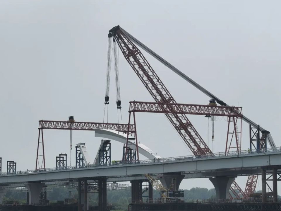 厂通路潮白河大桥主桥首节拱肋吊装现场/记者拍摄走