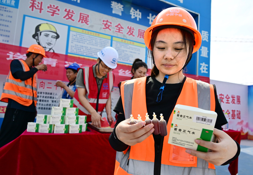 青岛:夏日工地送清凉