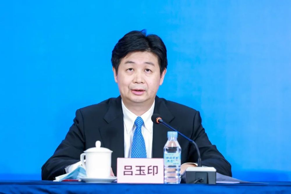 吕玉印下面,请吕玉印副省长讲讲广东省是如何推进"中小企业能办大事"