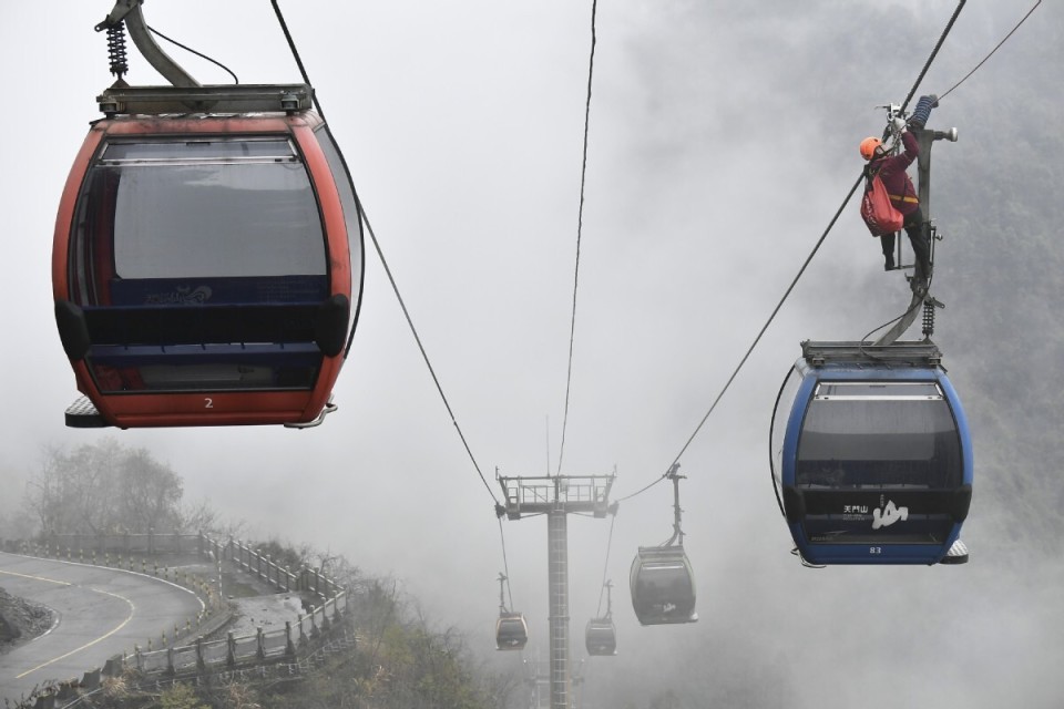 张家界天门山索道开展高空救援演练