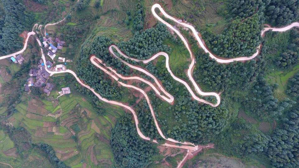 公路通到家门口 四川凉山会东县"四好农村路" 建设成效显著