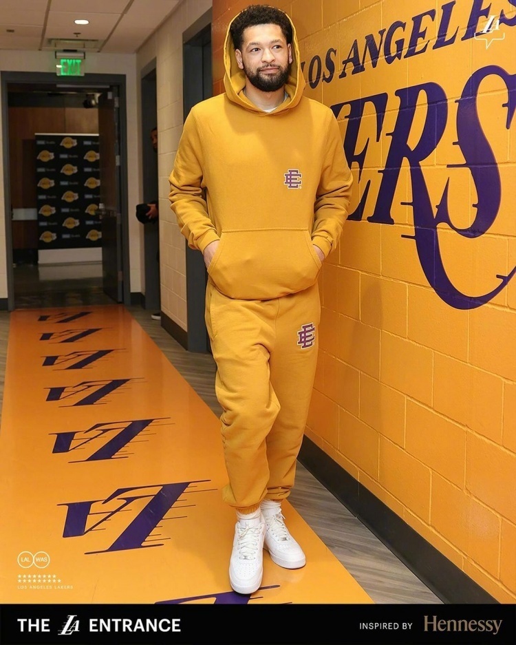 老詹会出战吗湖人穿搭詹姆斯蓝白运动装浓眉一身黑夹点绿