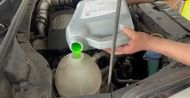 5倍以上的全新冷却液来冲洗.