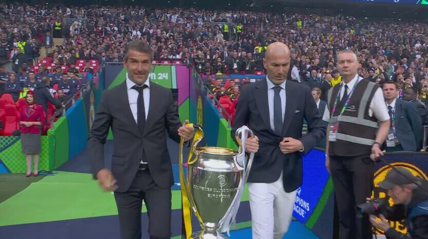 小尴尬!抬欧冠奖杯入场的齐达内把西装扣子扣错了