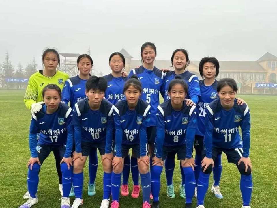 (第一排右一为徐欣怡)作为全国青少年校园足球特色学校,泽国二中历来