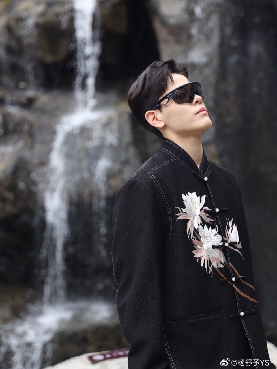 中国女篮球员杨舒予晒照一些新尝试节日快乐