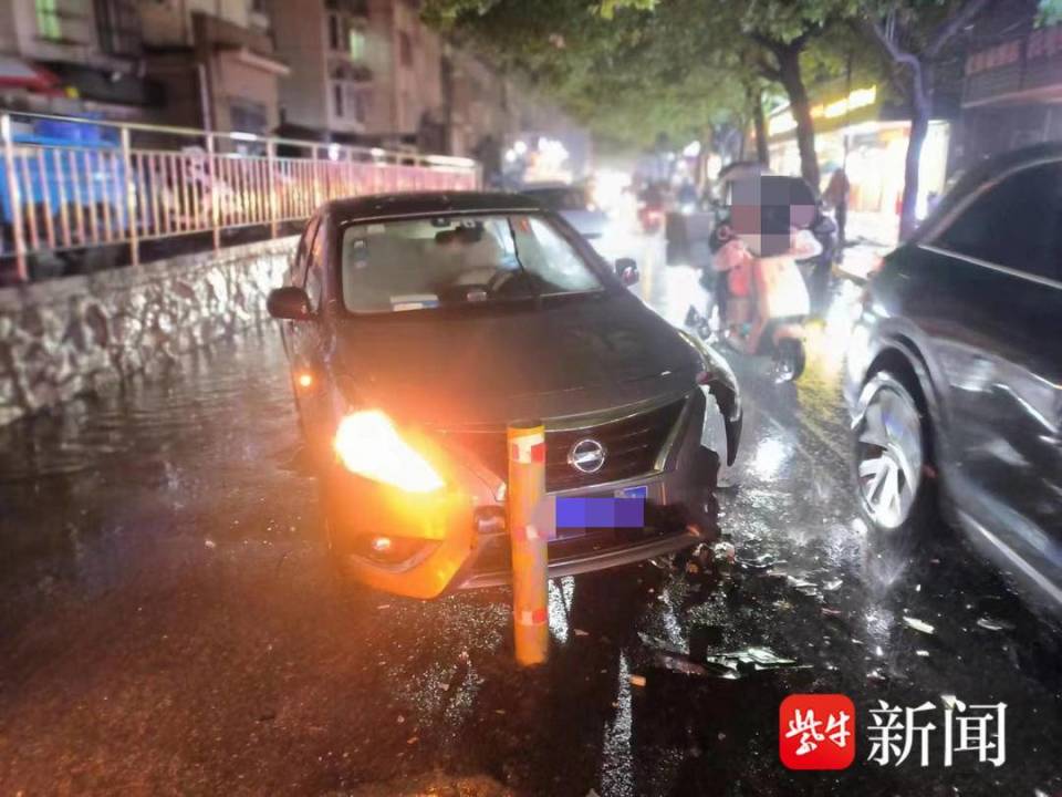 夜晚碰上雨天视野差,男子一不留心驾车撞上铁柱子