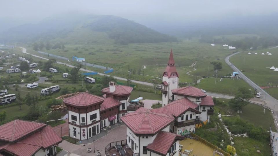 在北京延庆与张家口赤城县交界处,有一个唯美的旅游度假区——海坨山