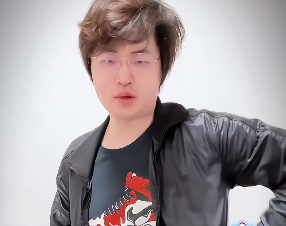 因为那段时间树叶开始沉迷起了其他游戏,对于王者荣耀根本不上心了