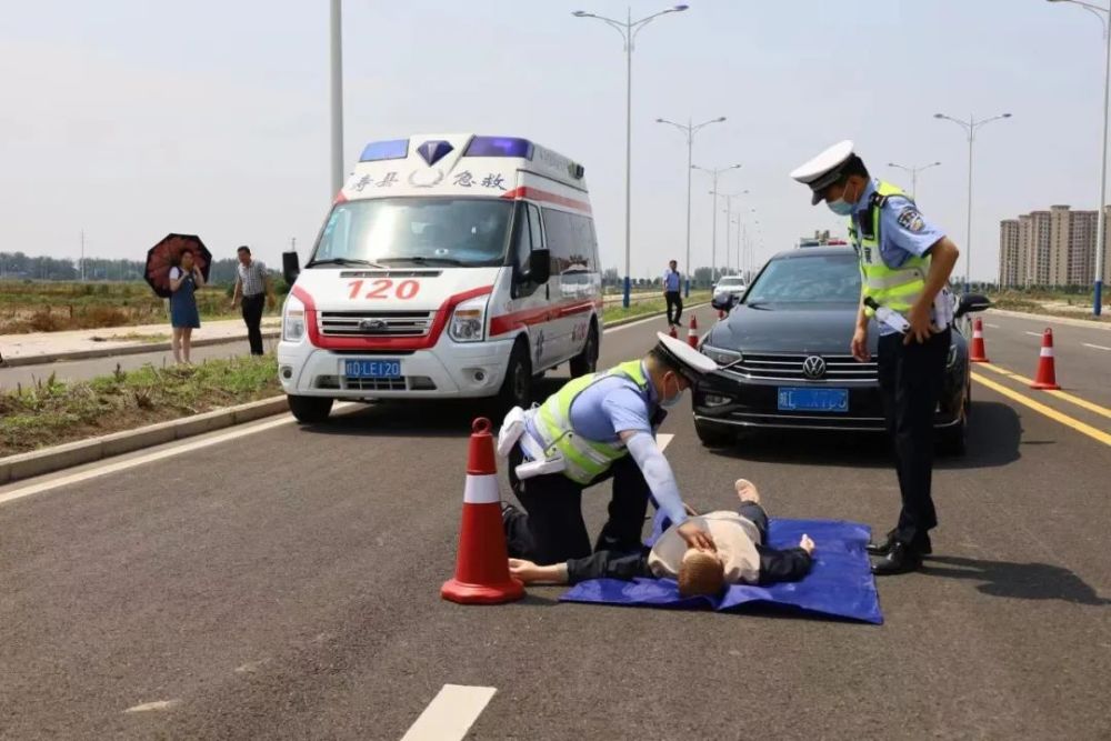 寿县公安交警联合寿县120急救中心开展道路交通事故现场处置演练