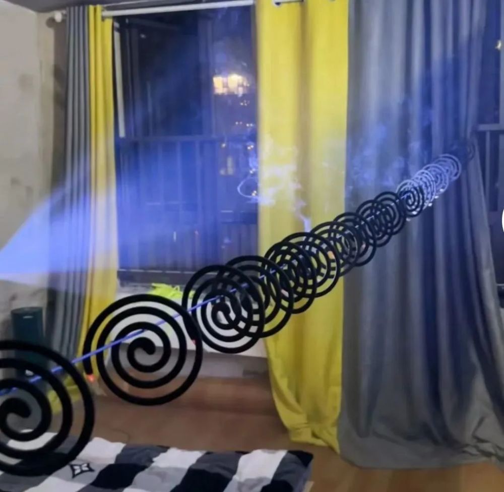 打算跟蚊子"同归于尽"几十盘蚊香交错的绳子上挂着一网友把卧室装扮成