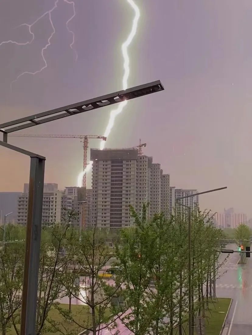 武汉雷雨大风图片