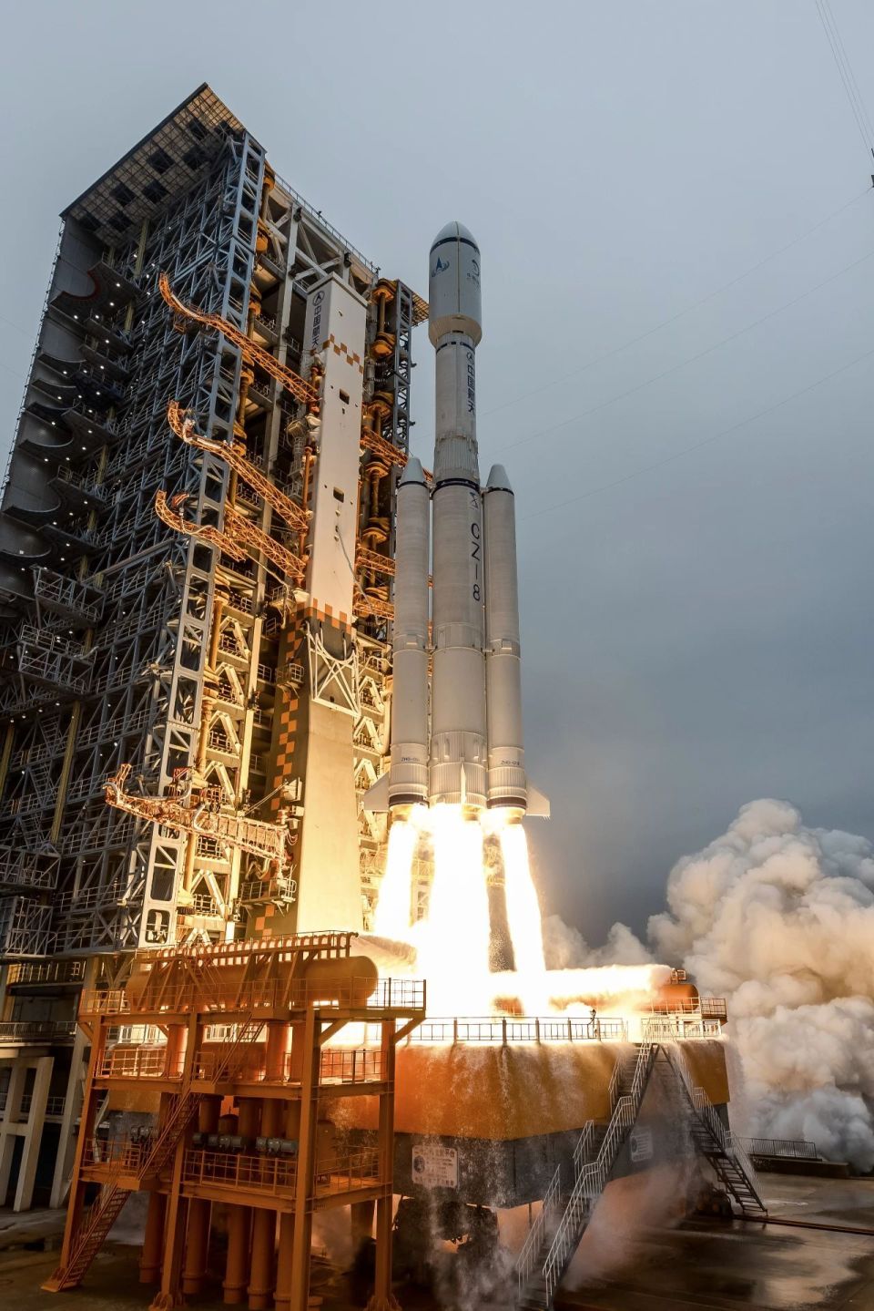 "长征八号"遥三运载火箭点火升空(图源:我们的太空)图为"长征八号"遥