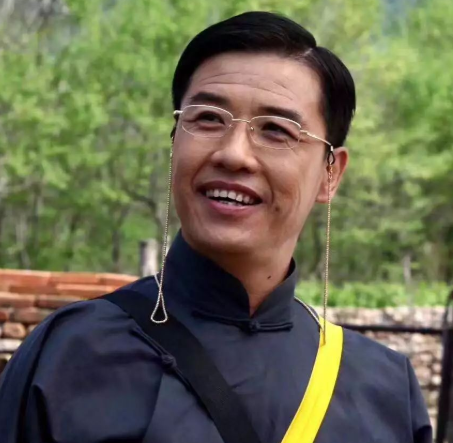 赵本山弃徒关小平被批没亲情拒绝亲哥看病求助自己住大别墅