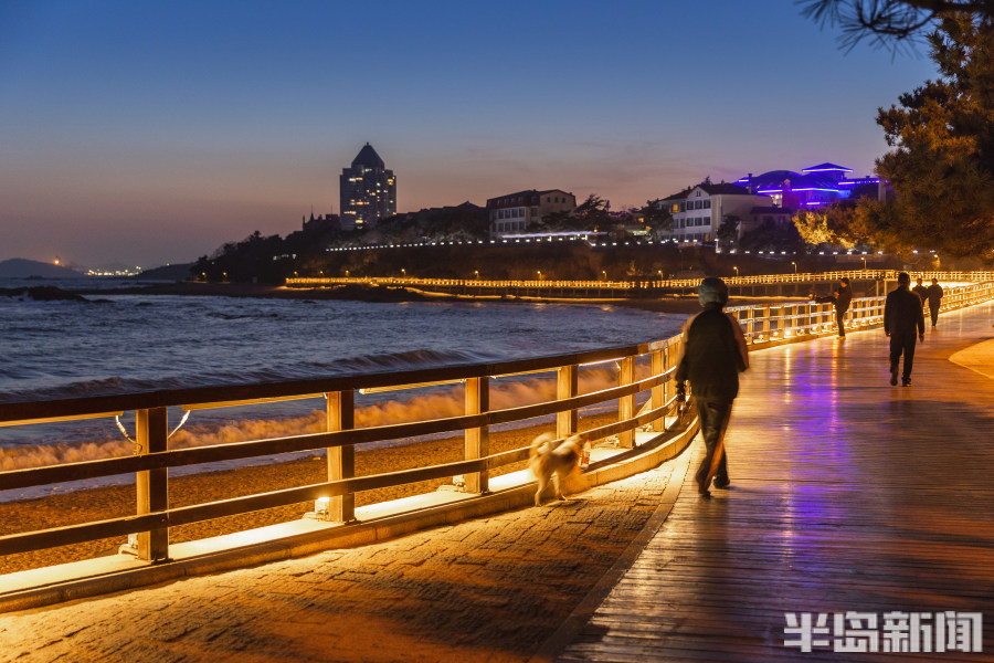 经过前期的亮化设计施工,太平角及八大关沿海一线夜景氛围得到提升.