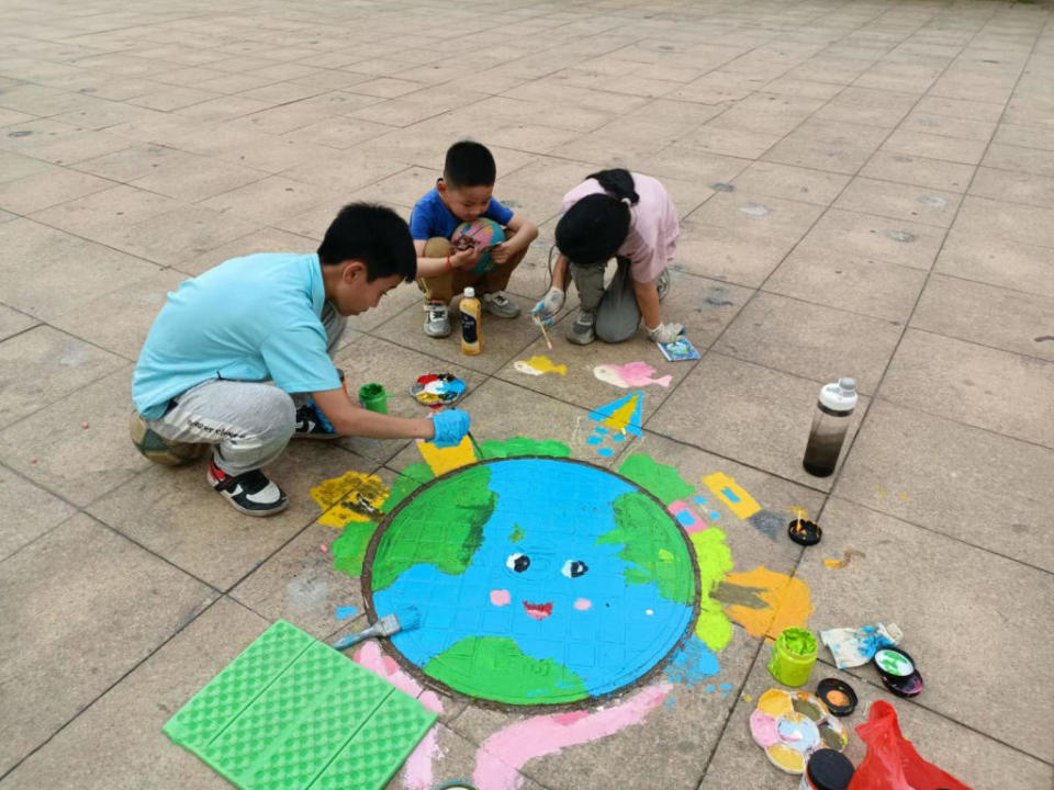 井盖变"景"盖,妙手绘环保