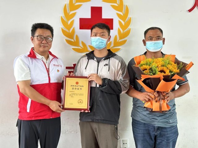 67保山施甸的他捐出193毫升"生命种子",为一名8岁白血病患儿送去生