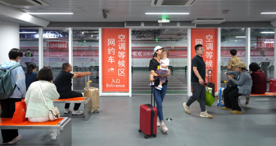 与二楼候车室检票口同步检票放行,分流缓解客流压力,极大缩短了旅客