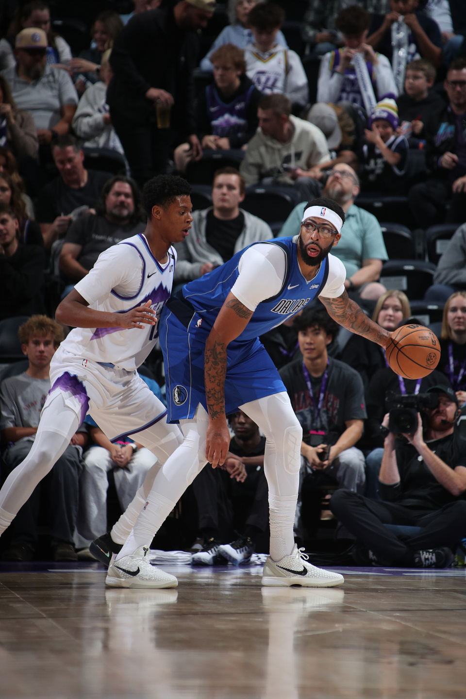 NBA季前赛：浓眉25+6独行侠大胜爵士 状元改打控卫11+7仅1助攻