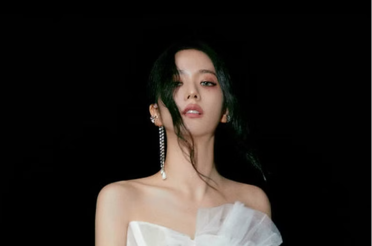 blackpinkjisoo的个人专辑海报展示了迷人的魅力