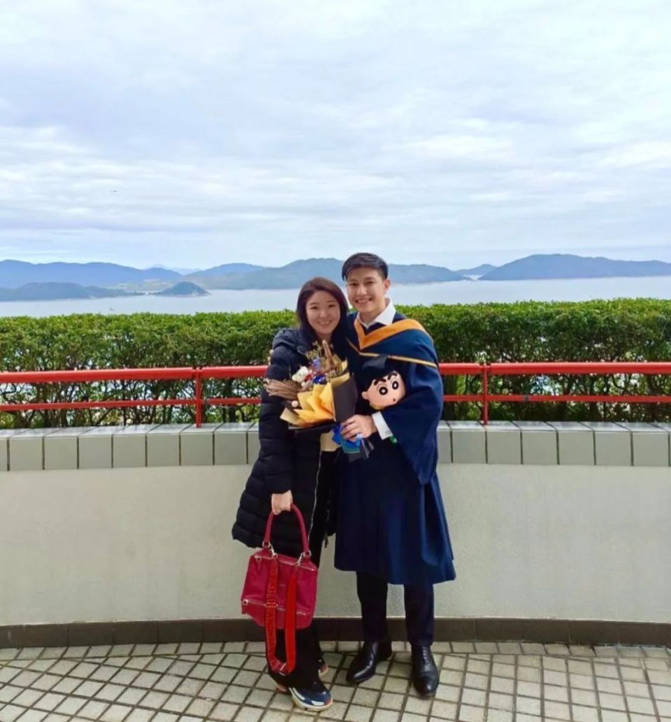 名叫shane,(开玩笑啦,这只是接亲里一环)那边新女婿直接抱上老婆就跑