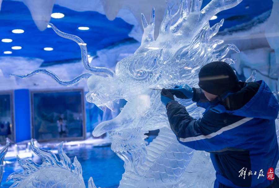 哈尔滨冰雕大师来沪献技用创意和技巧雕刻奇幻冰雪世界
