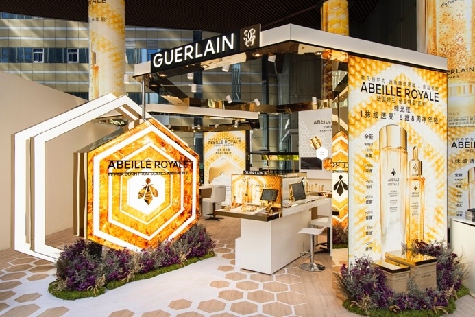 法国娇兰品牌挚友郭俊辰惊喜现身南京金鹰国际购物中心 携帝皇蜂姿 探