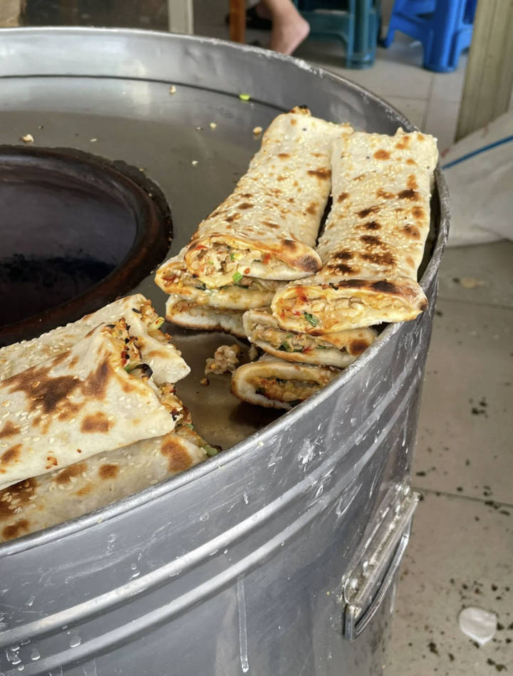 松园搁袋饼山东,江西,福建……每到周末,松园菜市场里全是外地游客.