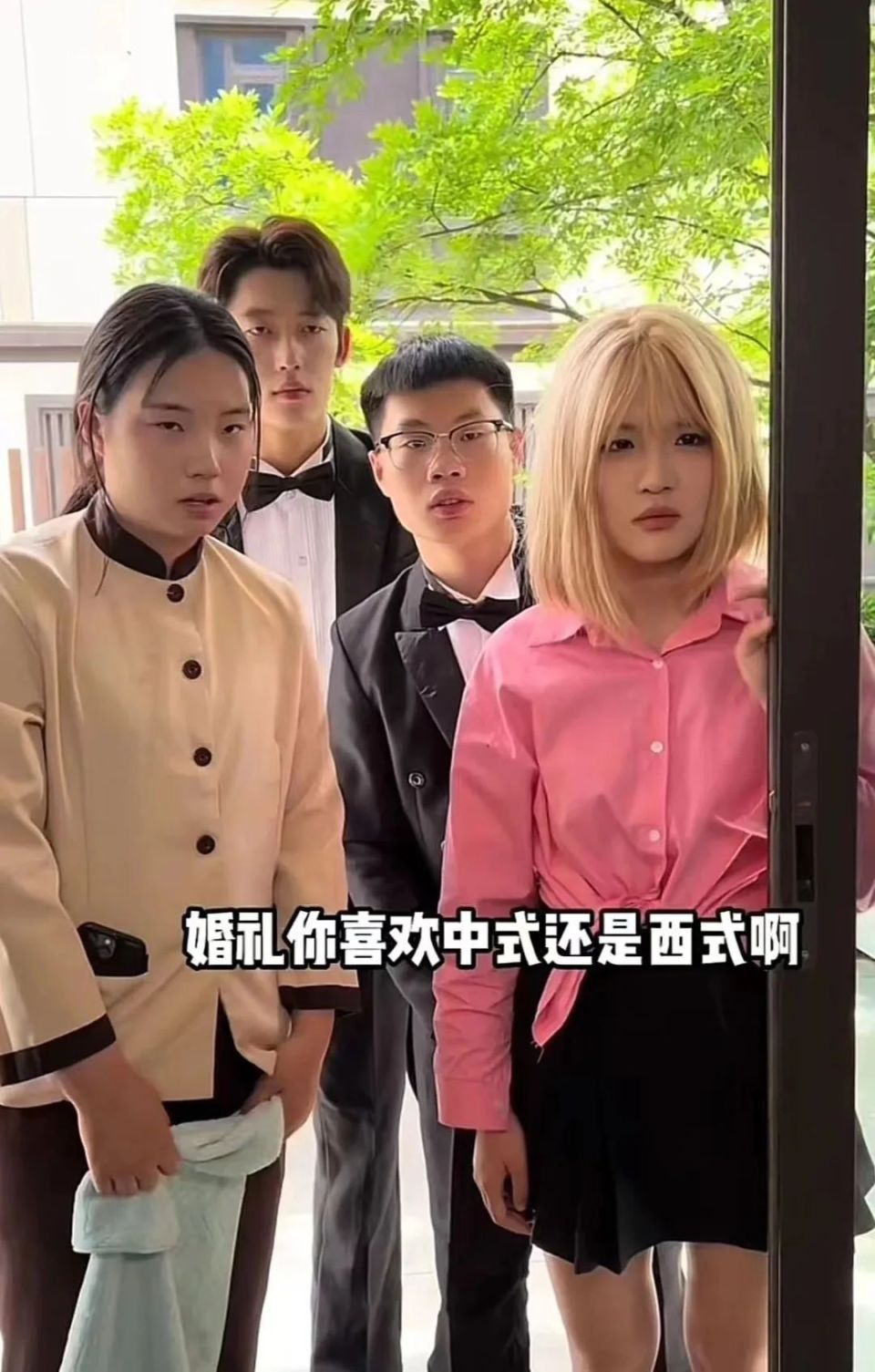 打工人沉迷"王妈宇宙":重生短剧爆火,赚钱后送父亲保时捷,王妈终成