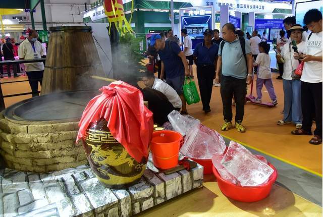 近千年前斫冰烧酒技术再现长春农博会