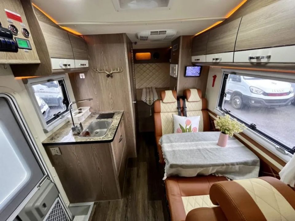 【二手房车】19年6月卫航大通v80c型房车