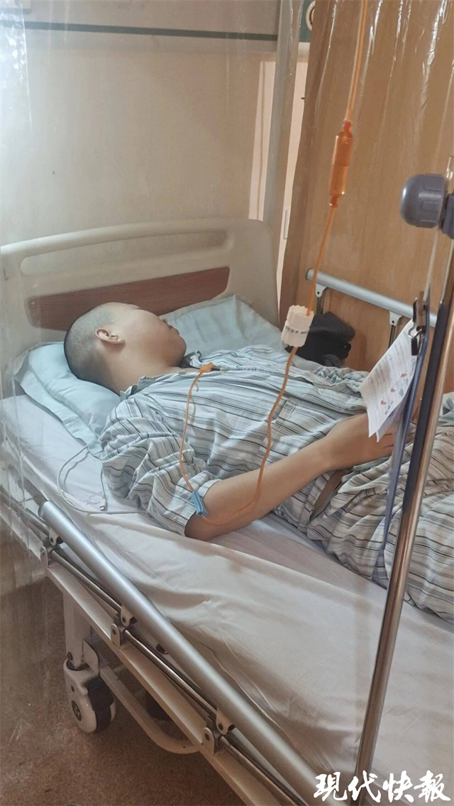 为完成白血病男孩的新年愿望这群爱心人士驱车数百公里送来善款