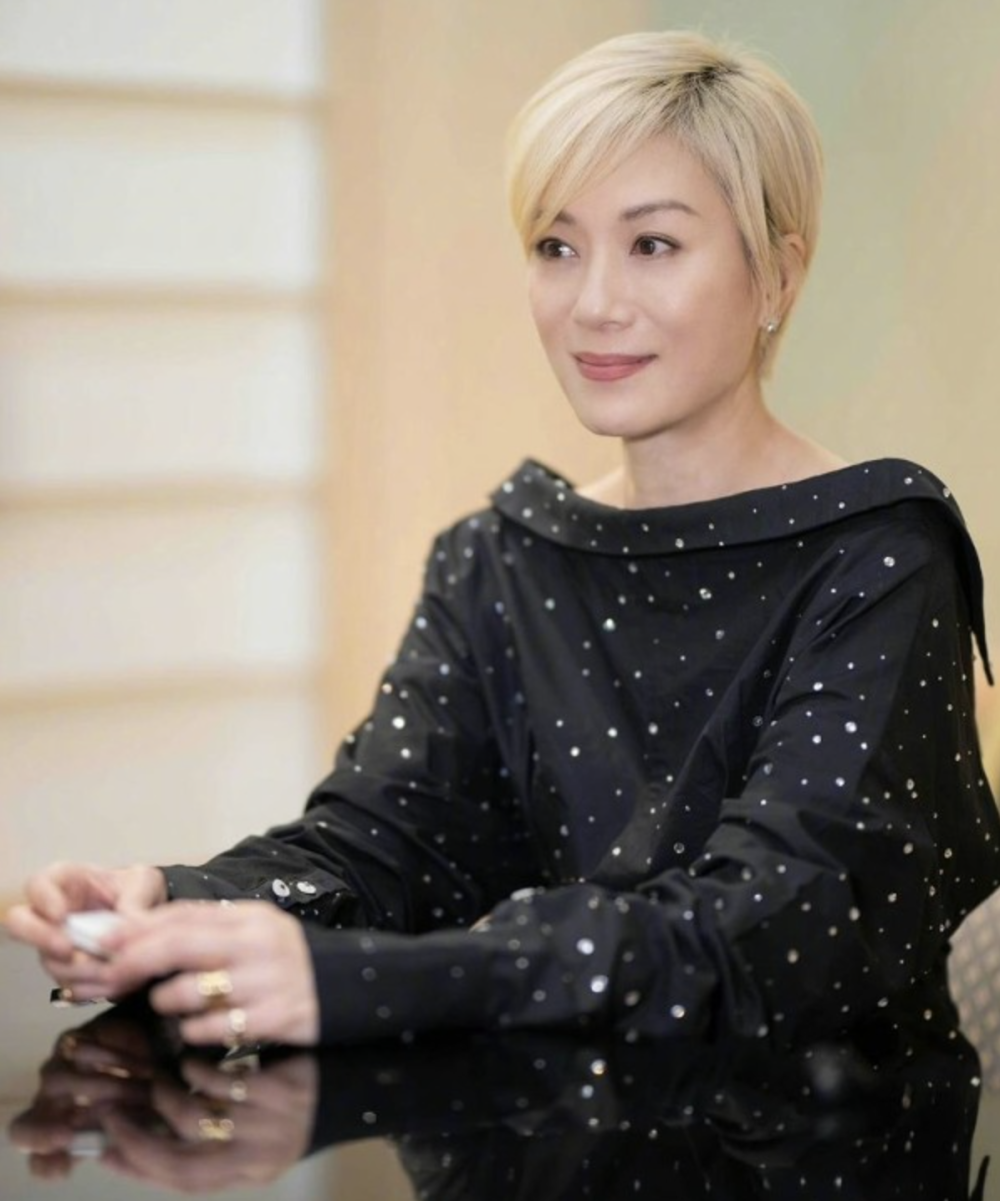 前段时间,张可颐罕见亮相,接受采访提及了早年和宣萱,佘诗曼不和的事