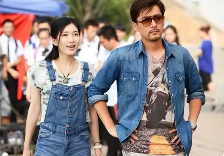 胡歌和老婆正面照曝光,同穿黑色系情侣装,小11岁,身高差太萌