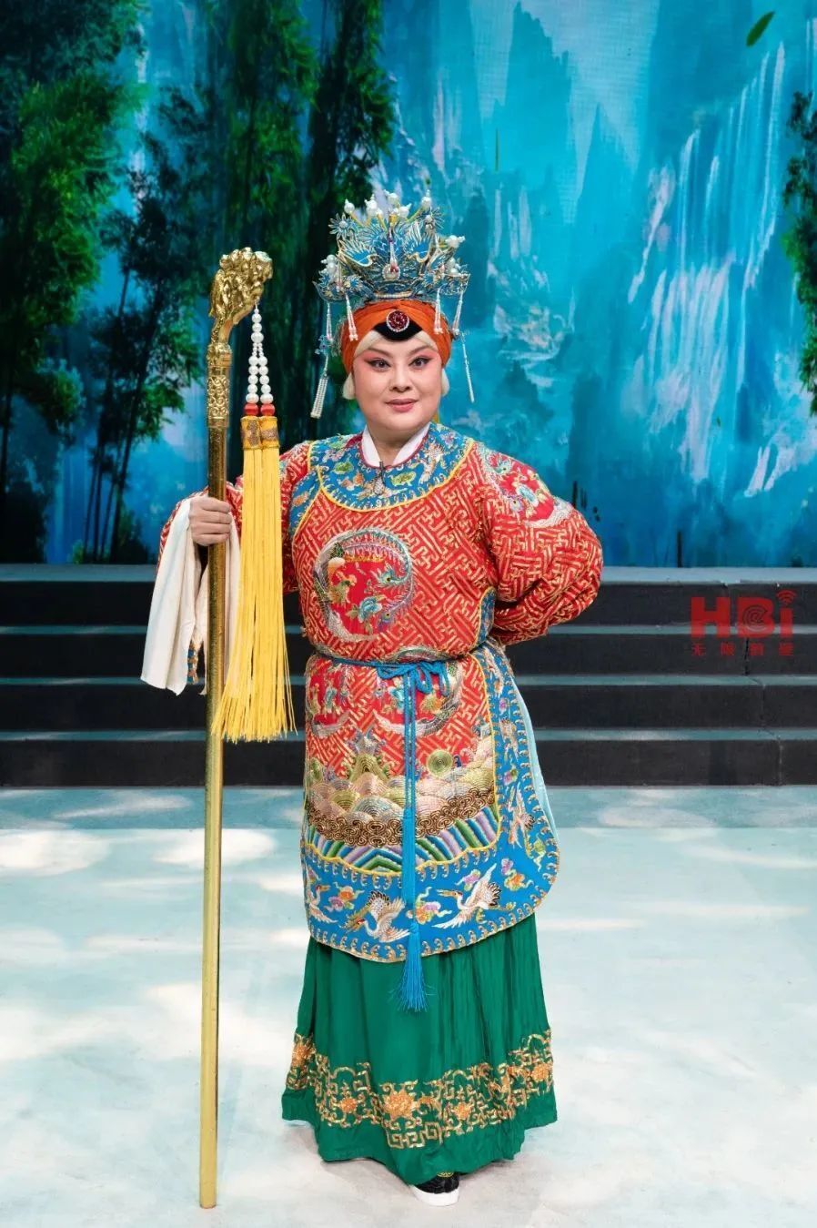 一百零七岁高龄的佘太君带领儿媳,闺女及孙媳穆桂英等十二寡妇及重孙