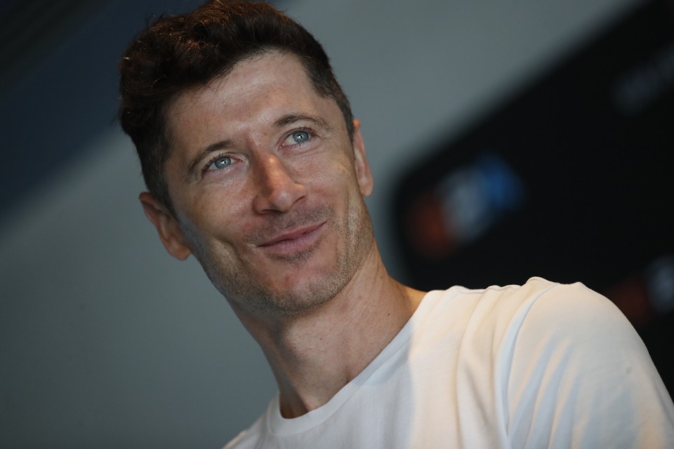 莱万专访:巴萨不怕拥有姆巴佩的皇马;支持多特赢得欧冠冠军