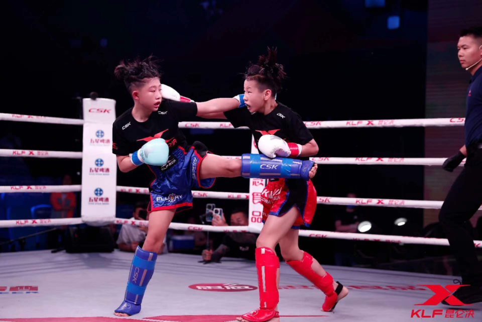 李彧媗本场比赛的对手是来自南京拳天下搏击俱乐部的"小辫子"邵正一