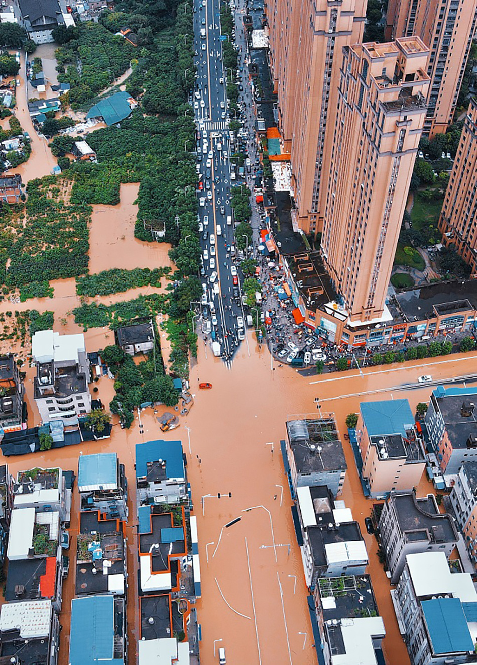 9月5日,受台风"海葵"带来的强降雨影响,福州闽侯县南通镇多处村庄被淹